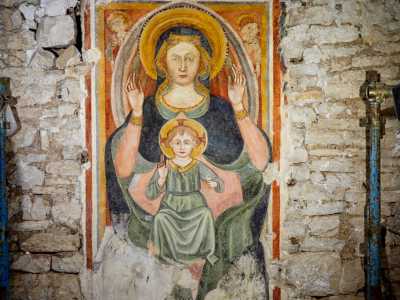 La Madonna del Segno o Panaghia Platytera si trova, a circa due metri di altezza, sulla muratura meridionale della navata